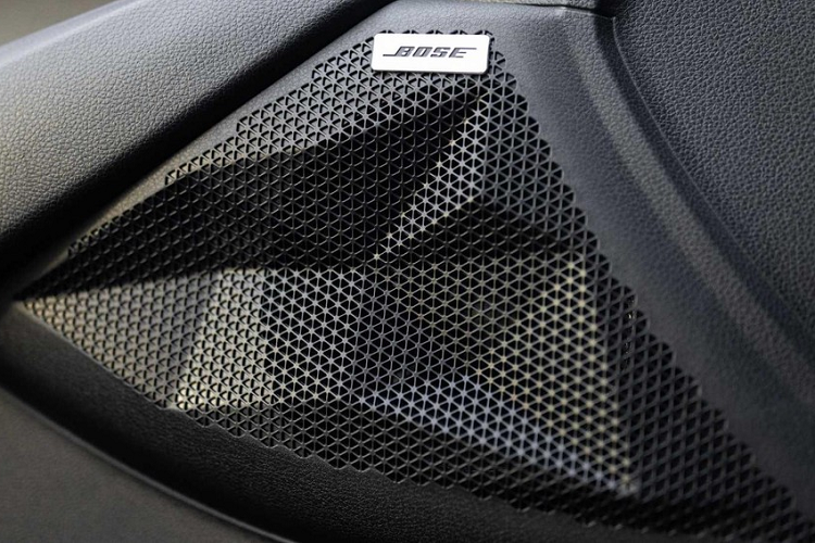 Quan trọng hơn, Kia Seltos 2022 tại thị trường Mỹ sẽ được trang bị hệ thống an toàn đầy đủ hơn. Dù ở bản trang bị nào, xe cũng có hệ thống hỗ trợ tránh va chạm phía trước với tính năng phát hiện người đi bộ, hỗ trợ giữ làn đường, cảnh báo chuyển làn đường, cảnh báo mất tập trung cho người lái và hỗ trợ bám làn đường.