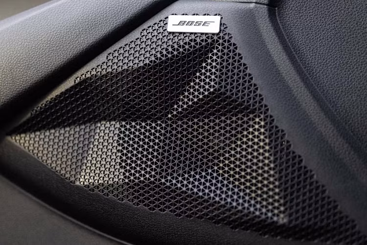 Quan trọng hơn, Kia Seltos 2022 tại thị trường Mỹ sẽ được trang bị hệ thống an toàn đầy đủ hơn. Dù ở bản trang bị nào, xe cũng có hệ thống hỗ trợ tránh va chạm phía trước với tính năng phát hiện người đi bộ, hỗ trợ giữ làn đường, cảnh báo chuyển làn đường, cảnh báo mất tập trung cho người lái và hỗ trợ bám làn đường.