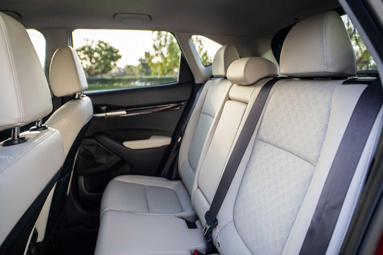 Riêng các bản Nightfall Edition, EX AWD và SX AWD sẽ có thêm hệ thống tránh va chạm vì điểm mù và cảnh báo phương tiện cắt ngang khi lùi. Trong khi đó, bản SX AWD cao cấp nhất được trang bị hệ thống hỗ trợ lái xe trên cao tốc, hỗ trợ tránh va chạm sớm với tính năng phát hiện người đi xe đạp và ngăn mở cửa sau nếu không an toàn.