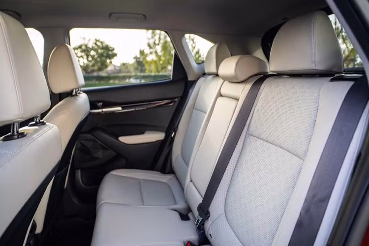 Riêng các bản Nightfall Edition, EX AWD và SX AWD sẽ có thêm hệ thống tránh va chạm vì điểm mù và cảnh báo phương tiện cắt ngang khi lùi. Trong khi đó, bản SX AWD cao cấp nhất được trang bị hệ thống hỗ trợ lái xe trên cao tốc, hỗ trợ tránh va chạm sớm với tính năng phát hiện người đi xe đạp và ngăn mở cửa sau nếu không an toàn.