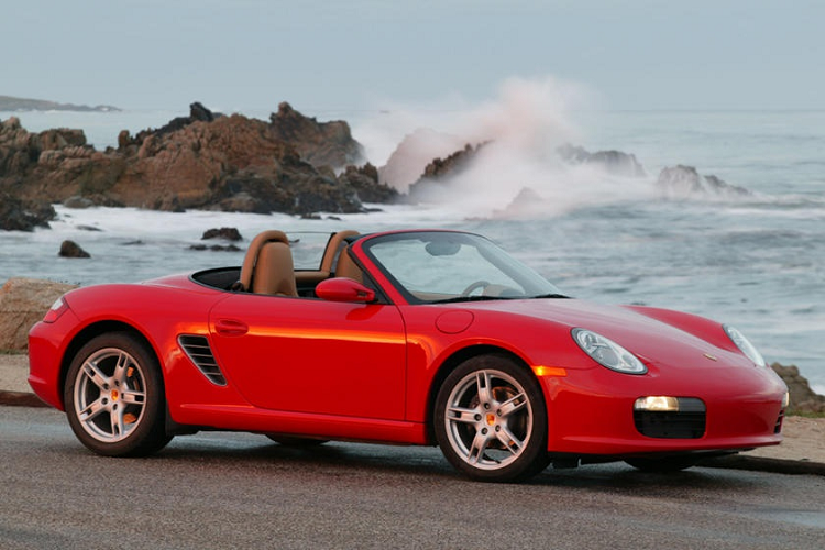 Porsche Boxster nằm trong số ít những mẫu xe thể thao 2 cửa mui trần có cấu hình động cơ đặt giữa và là dòng xe có giá bán dễ chịu nhất của hãng xe Đức. Ra đời năm 1996, tên gọi Boxster là cách chơi chữ, ghép từ "boxer" (động cơ phẳng đặc trưng của Porsche) và "roadster". Năm 2005, thế hệ Boxster thứ 2 có thêm biến thể mui cứng tên Cayman và từ đời xe 2017 dòng coupe mui trần của Porsche có tên gọi mới là 718 Boxster. Phiên bản kỷ niệm 25 năm của Porsche 718 Boxster trang bị động cơ boxer 6 xy-lanh 4.0L với công suất tối đa 400 mã lực, cho khả năng tăng tốc 0-100 km/h trong 4 giây.