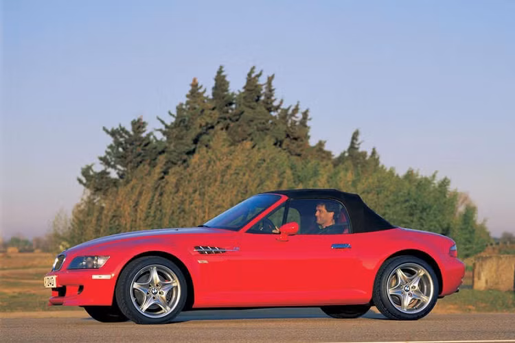 Là đối thủ của Mazda MX-5, BMW Z3 từng có giai đoạn thành công trong những năm cuối thế kỷ 20. Được phát triển bởi nhà thiết kế người Nhật Bản tên Joji Nagashima, Z3 bán được 15.000 chiếc ngay trong năm đầu tiên ra mắt dù vấp phải nhiều nghi ngại về kích thước nhỏ gọn cùng động cơ I4 1.9L có thông số hạn chế. Sau đó, BMW cập nhật những tùy chọn động cơ hấp dẫn hơn cho Z3 trước khi chiếc roadster này được thay thế bởi Z4 vào năm 2002.