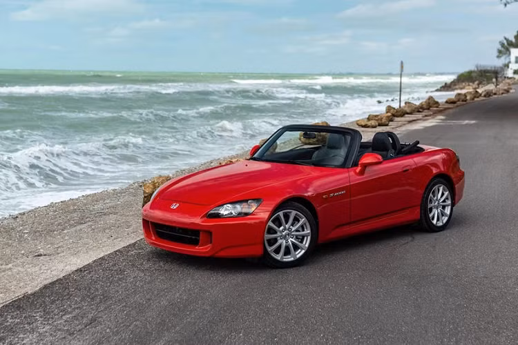 Một cái tên khác cạnh tranh với MX-5 được nhắc đến trong danh sách này là Honda S2000. Từ năm 1999 đến 2009, S2000 là dòng xe thể thao đầu bảng của Honda với động cơ hút khí tự nhiên có tỷ lệ công suất/dung tích tốt nhất thế giới, mỗi 1.000 cc sản sinh được 124 mã lực. Với động cơ 2.0L tên mã F20C, Honda S2000 có công suất tối đa đạt 247 mã lực. Xe được trang bị tiêu chuẩn hộp số sàn 6 cấp và từng động cơ bán tại Nhật Bản, Mỹ và Anh quốc.