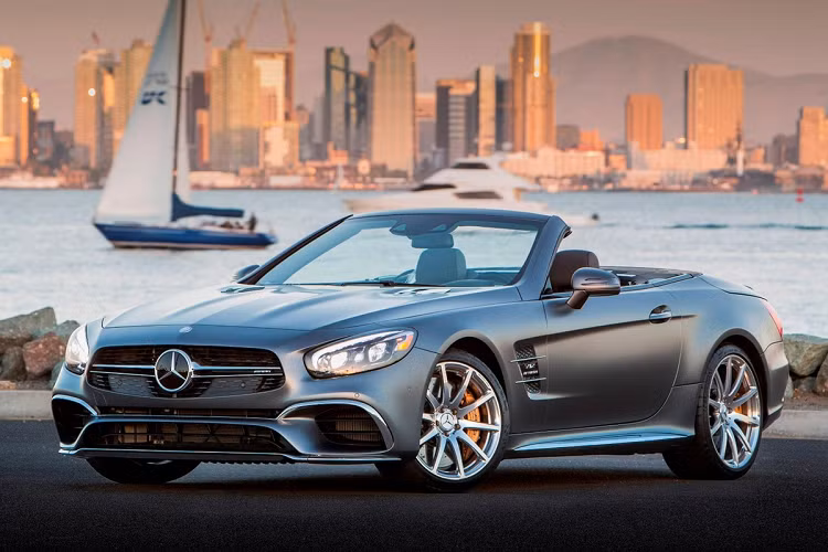 Mercedes-Benz SL-Class ra đời vào năm 1954 với thiết kế coupe và cửa mở theo kiểu cánh chim. Ba năm sau, biến thể 300 SL roadstrer mới trình làng và trở thành biểu tượng thời trang của Mercedes trong gần 7 thập kỷ. Bên cạnh thiết kế bắt mắt, mẫu xe mui trần còn là lựa chọn của tín đồ tốc độ với những tùy chọn động cơ mạnh mẽ đến từ Mercedes-AMG. Chiếc Mercedes-AMG SL 65 ra mắt năm 2018 có động cơ V12 tăng áp 6.0L, sản sinh công suất 621 mã lực.
