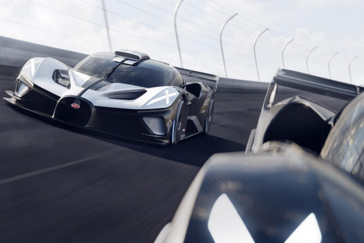 Dù vậy, Bugatti cho biết hãng đã tiến hành hiệu chỉnh động cơ, giúp tăng vòng tua máy để vận hành mạnh mẽ hơn trên trường đua. Bên cạnh đó, hãng xe Pháp cũng tối ưu hóa hệ thống nạp xả để tăng tốc độ phản hồi động cơ.