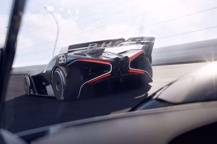 Được biết, siêu xe Bugatti Bolide được thiết kế nhằm đạt tiêu chuẩn an toàn quốc tế của FIA. Điều này đồng nghĩa rằng xe sẽ tương thích với hệ thống HANS, tự động dập lửa, hệ thống nén nhiên liệu, hệ thống khóa bánh giữa và dây an toàn 6 điểm.