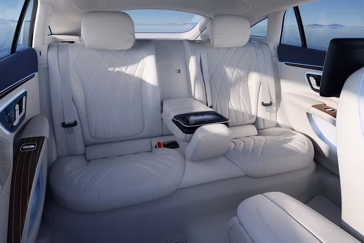 Tất cả ốp trang trí được bọc vân gỗ sang trọng và mang hơi hướng của dòng xe Maybach. Chưa hết, trên EQS, hệ thống lọc không khí HEPA sẽ là trang bị tiêu chuẩn. Trên các phiên bản cao hơn, xe còn được trang bị cả máy toả hương nước hoa. Ngoài ra, hệ thống đèn LED nội thất trong EQS cũng rất đáng chú ý với cách phân bố vùng mang tới cảm giác tràn ngập sự tinh tế cho khách hàng.