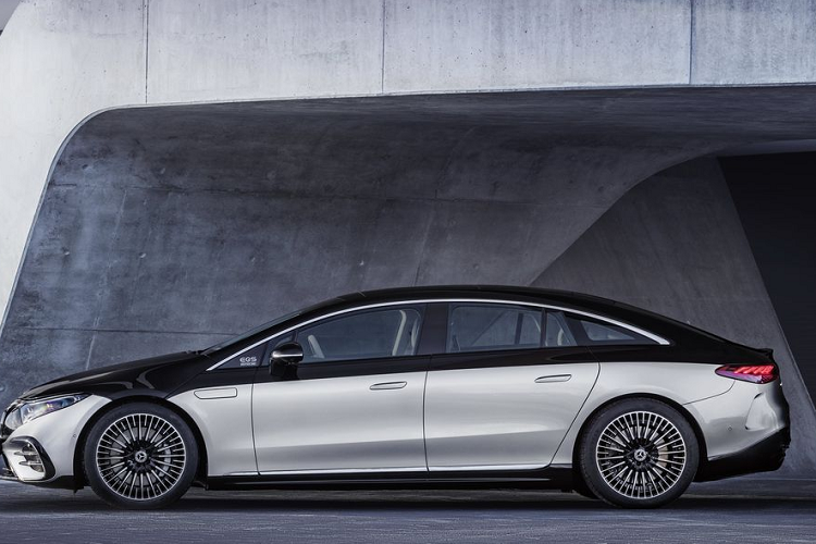 Theo công bố của nhà sản xuất, Mercedes-Benz EQS có thể di chuyển tối đa quãng đường 770 với một lần sạc đầy nhờ hệ số cản không khí chỉ là 0,20, kết hợp cùng ắc-quy có dung lương tới 107,8 kWh. Bù lại, công nghệ sạc nhanh trên EQS chỉ dừng lại ở nguồn điện 200 kW thay vì 350 kW như một số đối thủ. Dù vậy, Mercedes-Benz cho biết, EQS vẫn có thể đi được thêm 250 km với 15 phút sạc nhanh.