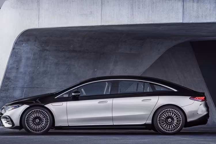 Theo công bố của nhà sản xuất, Mercedes-Benz EQS có thể di chuyển tối đa quãng đường 770 với một lần sạc đầy nhờ hệ số cản không khí chỉ là 0,20, kết hợp cùng ắc-quy có dung lương tới 107,8 kWh. Bù lại, công nghệ sạc nhanh trên EQS chỉ dừng lại ở nguồn điện 200 kW thay vì 350 kW như một số đối thủ. Dù vậy, Mercedes-Benz cho biết, EQS vẫn có thể đi được thêm 250 km với 15 phút sạc nhanh.