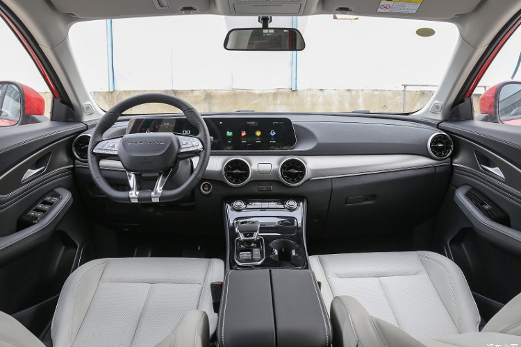 Trong khi đó, cụm đèn pha của Dongfeng Fengxing T5 EVO không nối liền với lưới tản nhiệt như thường thấy. Thay vào đó, cụm đèn pha của mẫu SUV cỡ C này lại được tách ra làm 2 phần. Phần phía trên có thiết kế khá thanh mảnh, nằm sát nắp ca-pô và tích hợp dải đèn LED định vị ban ngày. Phần còn lại được tích hợp vào 2 khe gió bên dưới. Bên sườn, Dongfeng Fengxing T5 EVO trông khá thời trang và thể thao với đường vai xe chạy từ đèn pha đến đèn hậu. Tiếp đến là bộ vành hợp kim 18 inch hoặc 19 inch.