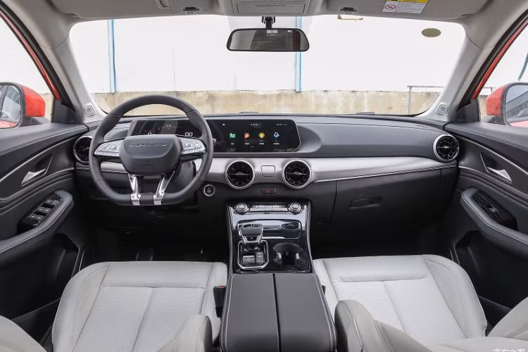 Trong khi đó, cụm đèn pha của Dongfeng Fengxing T5 EVO không nối liền với lưới tản nhiệt như thường thấy. Thay vào đó, cụm đèn pha của mẫu SUV cỡ C này lại được tách ra làm 2 phần. Phần phía trên có thiết kế khá thanh mảnh, nằm sát nắp ca-pô và tích hợp dải đèn LED định vị ban ngày. Phần còn lại được tích hợp vào 2 khe gió bên dưới. Bên sườn, Dongfeng Fengxing T5 EVO trông khá thời trang và thể thao với đường vai xe chạy từ đèn pha đến đèn hậu. Tiếp đến là bộ vành hợp kim 18 inch hoặc 19 inch.