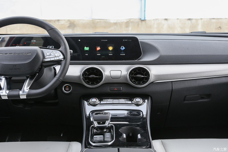 Đằng sau Dongfeng Fengxing T5 EVO xuất hiện cụm đèn hậu LED nối liền với nhau theo xu hướng hiện nay nhưng lại gợi liên tưởng đến SUV hạng sang Porsche Macan. Ngay bên dưới cụm đèn hậu này là tem chữ nổi "Forthing" - tên tiếng Anh của thương hiệu Fengxing. Ngoài ra, xe còn có 4 ống xả và cánh gió mui được chia làm đôi bởi đèn phanh trên cao.