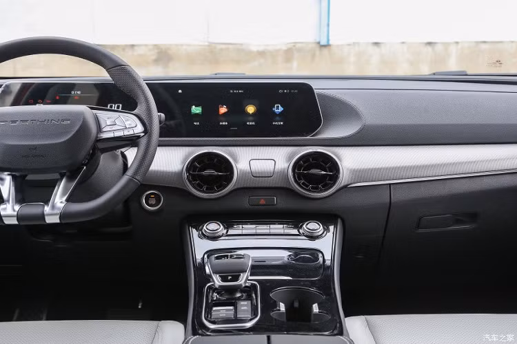 Đằng sau Dongfeng Fengxing T5 EVO xuất hiện cụm đèn hậu LED nối liền với nhau theo xu hướng hiện nay nhưng lại gợi liên tưởng đến SUV hạng sang Porsche Macan. Ngay bên dưới cụm đèn hậu này là tem chữ nổi "Forthing" - tên tiếng Anh của thương hiệu Fengxing. Ngoài ra, xe còn có 4 ống xả và cánh gió mui được chia làm đôi bởi đèn phanh trên cao.