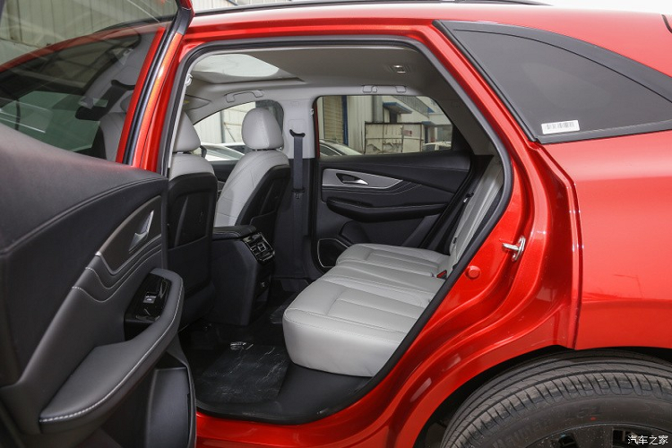 Bên trong Dongfeng Fengxing T5 EVO là không gian nội thất 5 chỗ khá rộng rãi. Xe có những trang bị đáng chú ý như vô lăng bọc da, trang trí bằng crôm và cửa gió điều hòa hình tròn như động cơ máy bay. Để tăng thêm vẻ thể thao, hãng Dongfeng còn ốp chất liệu giống sợi carbon cho mặt táp-lô của xe.