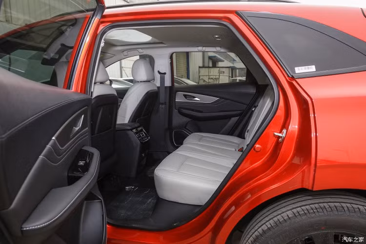 Bên trong Dongfeng Fengxing T5 EVO là không gian nội thất 5 chỗ khá rộng rãi. Xe có những trang bị đáng chú ý như vô lăng bọc da, trang trí bằng crôm và cửa gió điều hòa hình tròn như động cơ máy bay. Để tăng thêm vẻ thể thao, hãng Dongfeng còn ốp chất liệu giống sợi carbon cho mặt táp-lô của xe.