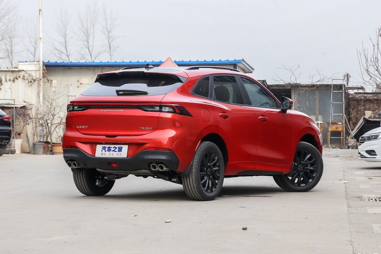 Với mức giá xe Dongfeng Fengxing T5 EVO khá "mềm", khách hàng vẫn có thể chọn những màu sơn như đen, trắng, xám, xanh lục, xanh bạc hà, đỏ và xanh dương. Theo tin đồn, sau Trung Quốc, Dongfeng Fengxing T5 EVO sẽ được nhập khẩu về bán tại thị trường Việt Nam trong năm nay. Tuy nhiên, hiện chưa rõ giá bán của mẫu xe này khi về Việt Nam.