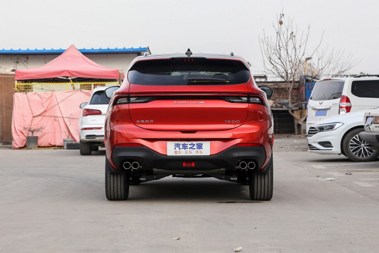 Nhìn từ đầu xe, Dongfeng Fengxing T5 EVO gợi liên tưởng đến những chiếc xe sang Maserati. Theo đó, xe được trang bị lưới tản nhiệt cỡ lớn, sơn màu đen với nan nằm dọc theo phong cách của Maserati. Ở giữa lưới tản nhiệt và nắp ca-pô còn có một dải mạ crôm cực mảnh. Hai bên lưới tản nhiệt là khe gió nằm dọc, tạo hình như cặp răng nanh của mãnh thú.