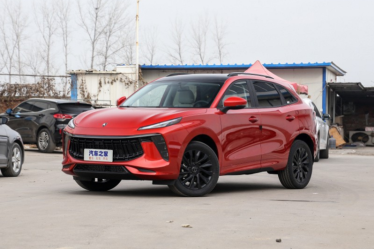 "Trái tim" của Dongfeng Fengxing T5 EVO là khối động cơ xăng 4 xi-lanh, tăng áp, dung tích 1,5 lít với công suất tối đa 197 mã lực và mô-men xoắn cực đại 285 Nm. Động cơ kết hợp với hộp số tự động ly hợp kép ướt 7 cấp. Cuối cùng là những trang bị an toàn và hỗ trợ người lái như hệ thống hỗ trợ lái bán tự động cấp độ 2, camera 360 độ, hệ thống kiểm soát hành trình thích ứng, cảnh báo chệch làn đường, hỗ trợ giữ làn đường, cảnh báo va chạm phía trước hay phanh chủ động.