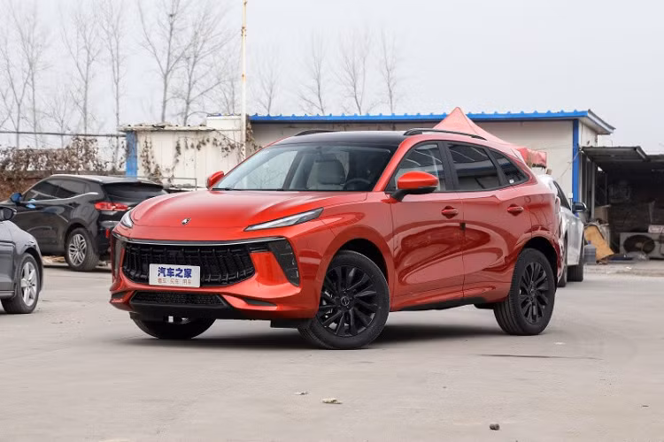 "Trái tim" của Dongfeng Fengxing T5 EVO là khối động cơ xăng 4 xi-lanh, tăng áp, dung tích 1,5 lít với công suất tối đa 197 mã lực và mô-men xoắn cực đại 285 Nm. Động cơ kết hợp với hộp số tự động ly hợp kép ướt 7 cấp. Cuối cùng là những trang bị an toàn và hỗ trợ người lái như hệ thống hỗ trợ lái bán tự động cấp độ 2, camera 360 độ, hệ thống kiểm soát hành trình thích ứng, cảnh báo chệch làn đường, hỗ trợ giữ làn đường, cảnh báo va chạm phía trước hay phanh chủ động.