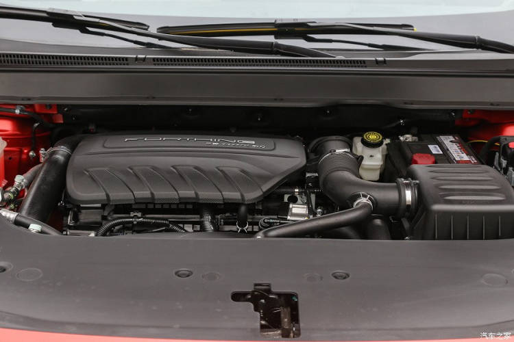 Đặc biệt, trên mặt táp-lô sẽ có 2 màn hình 10,25 inch nối liền với nhau thành một khối, theo phong cách xe sang. Người lái có thể chuyển những gì đang hiển thị ở 1 màn hình sang màn hình còn lại. Thêm vào đó là hệ thống ra lệnh bằng giọng nói, sạc điện thoại thông minh không dây và cửa sổ trời.