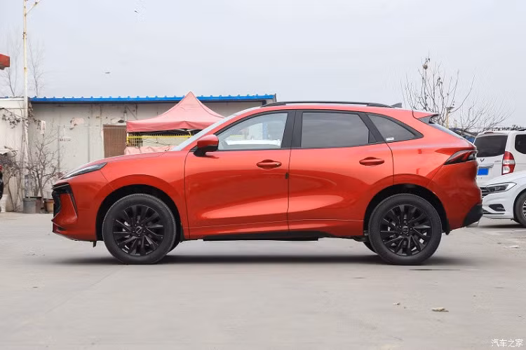 Thuộc phân khúc SUV cỡ C, mẫu xe Dongfeng Fengxing T5 EVO giá rẻ sở hữu chiều dài 4.565 mm, rộng 1.860 mm, cao 1.690 mm và chiều dài cơ sở 2.715 mm. Như vậy, mẫu xe này sẽ cạnh tranh với những đối thủ như Honda CR-V, Hyundai Tucson hay Nissan X-Trail.