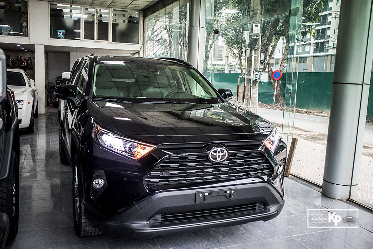 Toyota RAV4 là mẫu Crossover (CUV) còn khá xa lạ với người tiêu dùng ở Việt Nam bởi không được phân phối chính hãng. Tuy nhiên, đây là một trong những chiếc CUV bán chạy nhất trên toàn cầu và đặc biệt là thị trường ôtô Mỹ. Theo báo cáo của Focus2Move, năm 2020 vừa qua, Tập đoàn Toyota Motor (gồm các thương hiệu Toyota, Hino và Daihatsu) tiếp tục là tập đoàn ô tô lớn nhất thế giới với 9,5 triệu xe bán ra trên toàn thế giới. Trong đó, Toyota RAV4 2021 mới có doanh số đạt hớn 958.824 chiếc và xếp ở vị trí thứ 2 chỉ sau Corolla Altis.