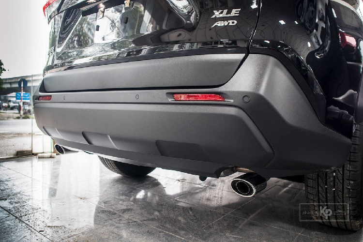 Toyota RAV4 XLE 2021 nhập Mỹ sử dụng khối động cơ xăng, dung tích 2.5 lít, 4 xi-lanh hút khí tự nhiên cho công suất cực đại 203 mã lực tại 6.600 vòng/phút và mô-men xoắn cực đại 250 Nm tại 4.400 vòng/phút. Động cơ trên ghép nối cùng hộp số tự động 6 cấp và hệ dẫn động 4 bánh toàn thời gian (AWD). Đặc biệt, Toyota RAV4 là chiếc xe hướng đến phong cách thực dụng và bền bỉ nên người dùng sẽ khó có thể tìm thấy cảm giác lái thú vị trên chiếc xe này.