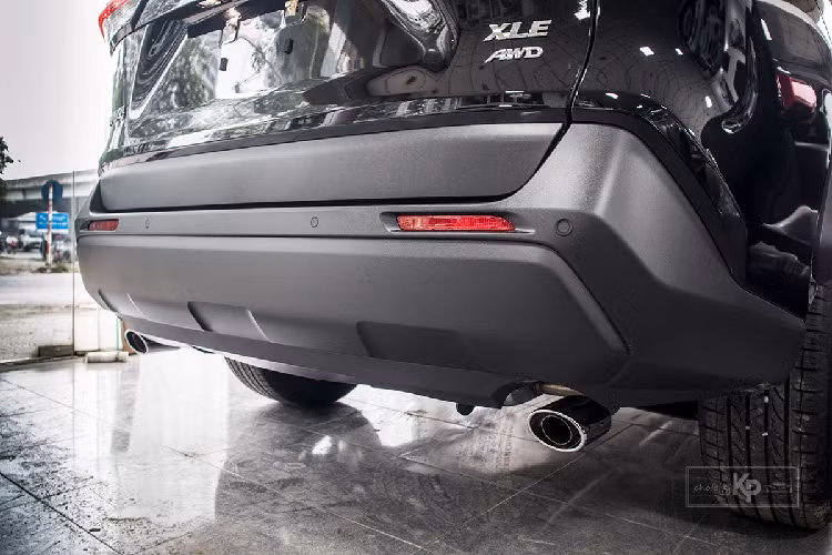 Toyota RAV4 XLE 2021 nhập Mỹ sử dụng khối động cơ xăng, dung tích 2.5 lít, 4 xi-lanh hút khí tự nhiên cho công suất cực đại 203 mã lực tại 6.600 vòng/phút và mô-men xoắn cực đại 250 Nm tại 4.400 vòng/phút. Động cơ trên ghép nối cùng hộp số tự động 6 cấp và hệ dẫn động 4 bánh toàn thời gian (AWD). Đặc biệt, Toyota RAV4 là chiếc xe hướng đến phong cách thực dụng và bền bỉ nên người dùng sẽ khó có thể tìm thấy cảm giác lái thú vị trên chiếc xe này.