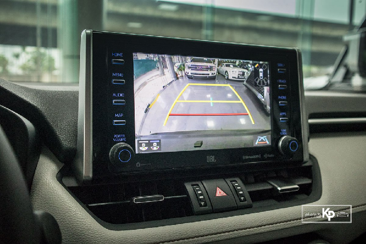 Hệ thống giải trí của Toyota RAV4 XLE 2021 sẽ dựa trên màn hình cảm ứng đặt ở vị trí trung tâm với khả năng kết nối Apple CarPlay/Android Auto... cùng dàn âm thanh JBL cao cấp. Trên phiên bản cao cấp này, nhà sản xuất Nhật Bản cũng trang bị cho Toyota RAV4 XLE 2021 rất nhiều tính năng tiện nghi khác bao gồm: Điều hòa tự động 2 vùng độc lập; Cửa gió hàng ghế sau; Nhớ 2 vị trí ghế lái; Camera quan sát phía sau tích hợp trên gương chiếu hậu chống chói tự động; Nút bấm khởi động; Kính cửa 1 chạm; Cửa sổ trời trước; Sạc điện thoại không dây...