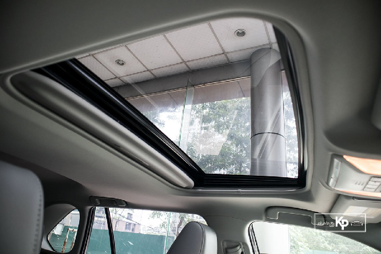 Nếu như phiên bản LE, vô-lăng Toyota RAV4 sử dụng chất liệu nhựa thì sang đến bản XLE, nhà sản xuất đã bọc da khu vực này mang đến cảm giác cao cấp hơn. Đồng thời, các phím bấm chức năng cũng ngập tràn trên phiên bản cao cấp Toyota RAV4 XLE, trong đó tính năng cảnh báo báo va chạm trước, cảnh báo lệch làn và ga hành trình thích ứng.