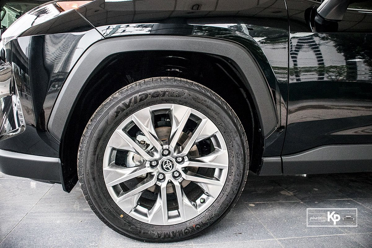 Thoạt nhìn phần đầu xe, rất khó để phân biệt phiên bản tiêu chuẩn hay cao cấp của Toyota RAV4 2021 bởi chúng được thiết kế khá tương đồng. Riêng phiên bản Toyota RAV4 XLE 2021 này, xe được trang bị đèn sương mù tạo thành hốc gió, trong khi bản tiêu chuẩn đã bị lược bỏ. Trong khi đó, cụm đèn pha của Toyota RAV4 2021 sử dụng công nghệ LED toàn phần với tính năng tự động bật/tắt hay điều chỉnh góc chiếu.