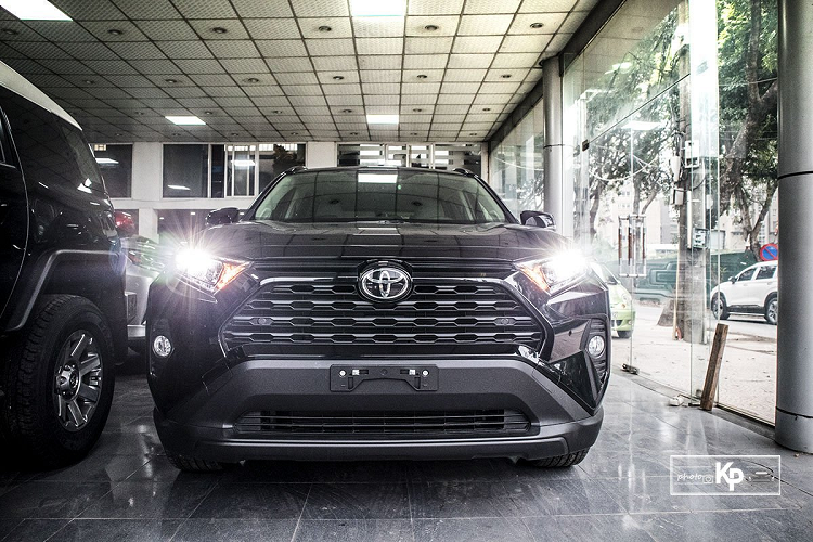 Cũng theo Focus2Move, ở bảng xếp những mẫu CUV/SUV bán chạy nhất năm vừa qua, Toyota RAV4 thế hệ mới duy trì phong độ với vị trí quán quân và xếp sau là Honda CR-V với 704.967 chiếc bán ra trên toàn thế giới. Chính vì sức hút đáng mãnh liệt đó mà Toyota RAV4 đã được nhiều người Việt yêu thích và thường đặt hàng thông qua đại lý tư nhân. Đơn cử như chiếc Toyota RAV4 XLE bản cao cấp trong bài viết này.