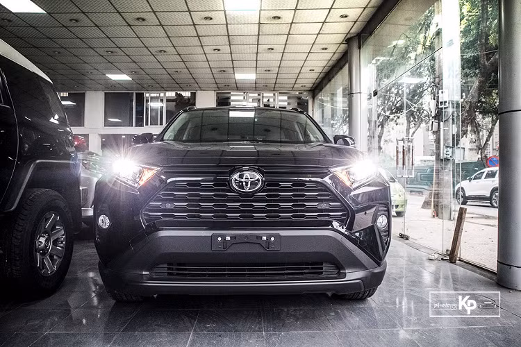 Cũng theo Focus2Move, ở bảng xếp những mẫu CUV/SUV bán chạy nhất năm vừa qua, Toyota RAV4 thế hệ mới duy trì phong độ với vị trí quán quân và xếp sau là Honda CR-V với 704.967 chiếc bán ra trên toàn thế giới. Chính vì sức hút đáng mãnh liệt đó mà Toyota RAV4 đã được nhiều người Việt yêu thích và thường đặt hàng thông qua đại lý tư nhân. Đơn cử như chiếc Toyota RAV4 XLE bản cao cấp trong bài viết này.