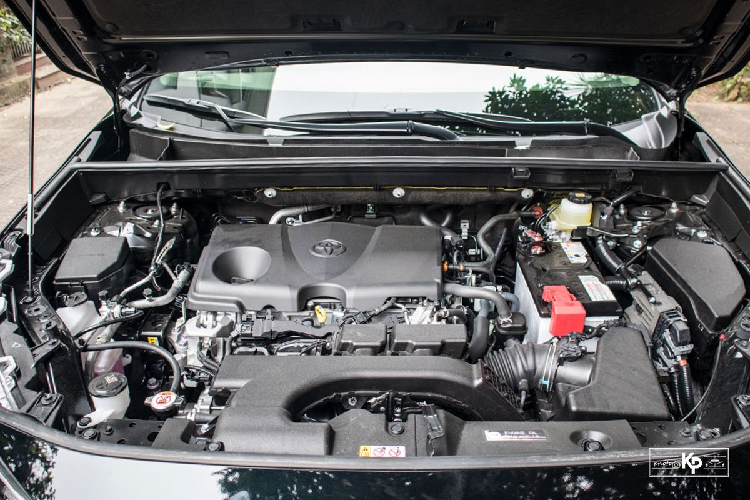 Ngoài những trang bị tiêu chuẩn như hệ thống phanh ABS/BA/EBD, cân bằng điện tử, chống trượt thân xe, 7 túi khí, camera/cảm biến lùi... Toyota RAV4 2021 còn sở hữu gói an toàn Toyota Safety Sense gồm các tính năng như: Cảnh báo tiền va chạm; Hỗ trợ phanh tự động; Cảnh báo chệch làn đường và hỗ trợ duy trì làn đường; Hệ thống ga tự động thích ứng; Cảnh báo điểm mù.