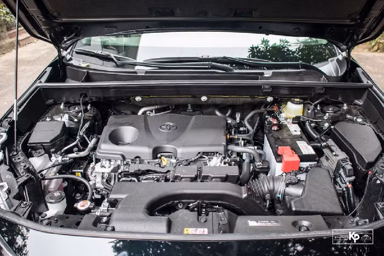 Ngoài những trang bị tiêu chuẩn như hệ thống phanh ABS/BA/EBD, cân bằng điện tử, chống trượt thân xe, 7 túi khí, camera/cảm biến lùi... Toyota RAV4 2021 còn sở hữu gói an toàn Toyota Safety Sense gồm các tính năng như: Cảnh báo tiền va chạm; Hỗ trợ phanh tự động; Cảnh báo chệch làn đường và hỗ trợ duy trì làn đường; Hệ thống ga tự động thích ứng; Cảnh báo điểm mù.