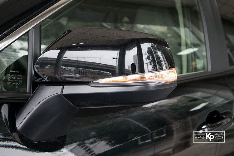 Có thể thấy rằng, Toyota Corolla Cross đang bán chính hãng ở Việt Nam có phần lưới tản nhiệt giống hệt Toyota RAV4 với kiểu thiết kế mới sơn đen bóng. Cản trước của xe sử dụng nhựa sần mang đến sự khỏe khoắn cho mẫu CUV này. Toyota RAV4 XLE 2021 có số đo "3 vòng" chiều Dài x Rộng x Cao lần lượt là 4.610 x 1.864 x 1.742 (mm), chiều dài trục cơ sở đạt 2.690 mm. Khi đặt cạnh các đối thủ như Honda CR-V, Mazda CX-5, RAV4 có kích thước khá tương đồng.