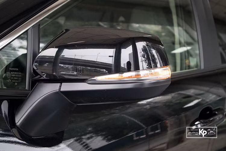 Có thể thấy rằng, Toyota Corolla Cross đang bán chính hãng ở Việt Nam có phần lưới tản nhiệt giống hệt Toyota RAV4 với kiểu thiết kế mới sơn đen bóng. Cản trước của xe sử dụng nhựa sần mang đến sự khỏe khoắn cho mẫu CUV này. Toyota RAV4 XLE 2021 có số đo "3 vòng" chiều Dài x Rộng x Cao lần lượt là 4.610 x 1.864 x 1.742 (mm), chiều dài trục cơ sở đạt 2.690 mm. Khi đặt cạnh các đối thủ như Honda CR-V, Mazda CX-5, RAV4 có kích thước khá tương đồng.