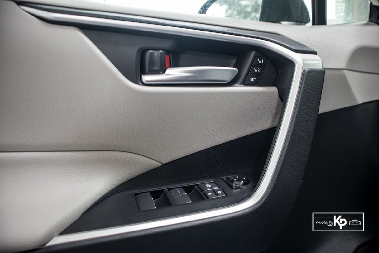 Ở phía sau tay lái, Toyota RAV4 XLE duy trì cụm đồng hồ Analog kết hợp cùng màn hình LCD 4 inch với khả năng hiển thị sắc nét giúp người dùng dễ dàng làm chủ chiếc xe khi vận hành. Với phiên bản cao cấp Toyota RAV4 XLE 2021, xe đã được trang bị ghế ngồi bọc da 2 tông màu cao cấp. Hàng ghế trước chỉnh điện và nhớ 2 vị trí ghế lái.