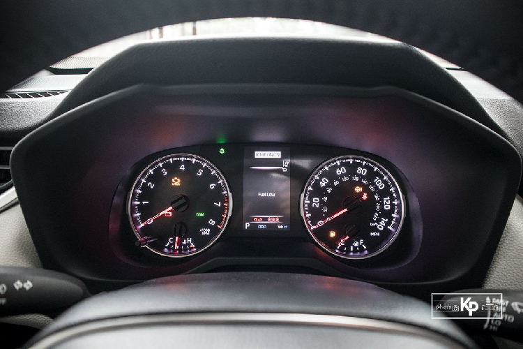 Không gian nội thất của Toyota RAV4 XLE 2021 mang phong cách hiện đại với màn hình giải trí đặt nổi, bảng táp-lô với những mặt phẳng sử dụng nhựa mềm giả da kèm chỉ khâu nổi tinh tế. Tuy nhiên, cụm điều hòa của xe có thiết kế chưa thực sự "ăn" nhập với tổng thể khoang lái của chiếc CUV này.