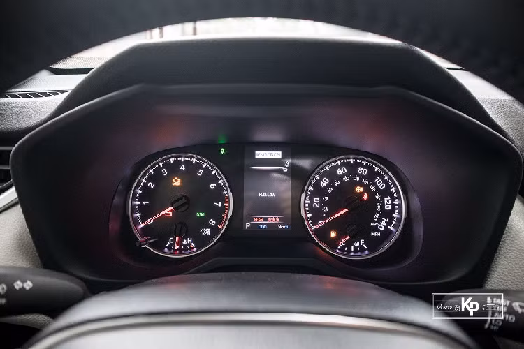 Không gian nội thất của Toyota RAV4 XLE 2021 mang phong cách hiện đại với màn hình giải trí đặt nổi, bảng táp-lô với những mặt phẳng sử dụng nhựa mềm giả da kèm chỉ khâu nổi tinh tế. Tuy nhiên, cụm điều hòa của xe có thiết kế chưa thực sự "ăn" nhập với tổng thể khoang lái của chiếc CUV này.