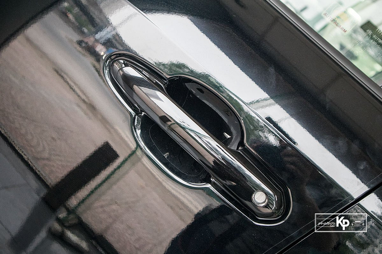 Khác với phiên bản tiêu chuẩn sử dụng bộ mâm hợp kim nhôm, Toyota RAV4 XLE 2021 dùng mâm hợp kim màu titan với kích thước 18 inch. Gương chiếu hậu đồng màu thân xe có tính năng có tích hợp đèn báo rẽ dạng LED và công nghệ cảnh báo điểm mù cũng xuất hiện. Tay nắm cửa xe của xe có tính năng cảm biến mở cửa, nhưng hãng xe Nhật vẫn trang bị ổ khóa cơ tích hợp ở đây.