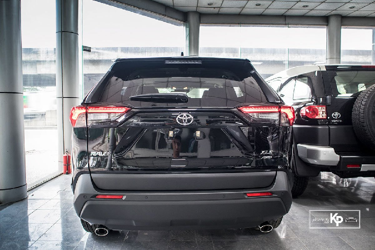 Với mức giá cao khi về Việt Nam, Toyota RAV4 XLE 2021 sẽ là lựa chọn dành cho những khách hàng thích trải nghiệm "hàng độc" khi những cái tên như Honda CR-V, Mazda CX-5, Hyundai Tucson... đã quá nhàm chán. Đặc biệt, Toyota RAV4 XLE cũng sở hữu rất nhiều công nghệ an toàn và tiện nghi.