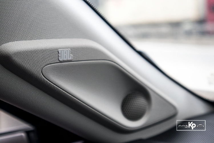 Bước xuống hàng ghế sau, Toyota RAV4 XLE 2021 cung cấp không gian rộng rãi cho người dùng nhờ trục dài cơ sở lớn. Ở đây sẽ được trang bị bệ tỳ tay trung tâm tích hợp hộc để đồ. Đặc biệt, hàng ghế sau của xe có thể gập phẳng hoàn toàn giúp người dùng có thể linh hoạt không gian chứa đồ và thông với khoang hành lý phía sau.