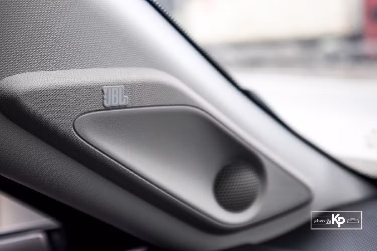 Bước xuống hàng ghế sau, Toyota RAV4 XLE 2021 cung cấp không gian rộng rãi cho người dùng nhờ trục dài cơ sở lớn. Ở đây sẽ được trang bị bệ tỳ tay trung tâm tích hợp hộc để đồ. Đặc biệt, hàng ghế sau của xe có thể gập phẳng hoàn toàn giúp người dùng có thể linh hoạt không gian chứa đồ và thông với khoang hành lý phía sau.