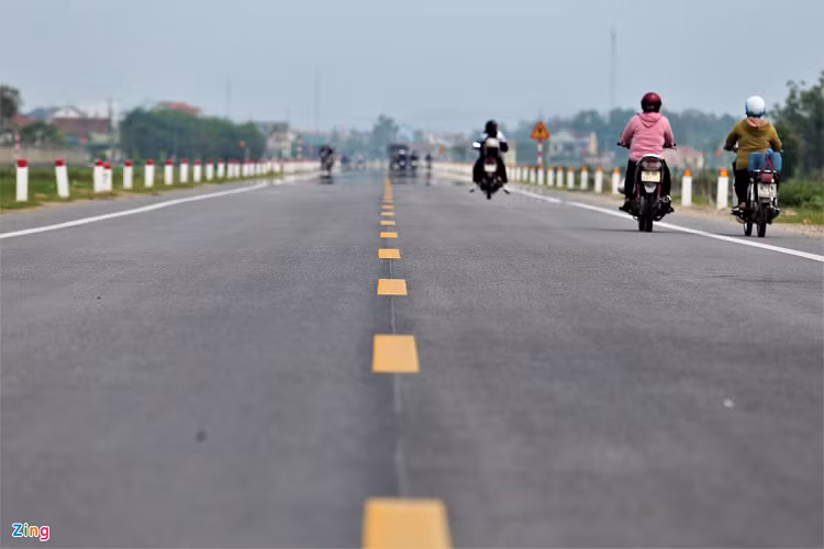 Công trình được thiết kế theo tiêu chuẩn đường cấp III đồng bằng với bề rộng nền đường 12 m, bề rộng mặt đường 7 m. Tổng mức đầu tư gần 550 tỷ đồng. 