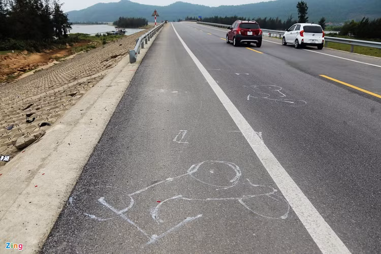 “Trong năm 2020, đơn vị đã xử lý hơn 700 trường hợp vi phạm trên tuyến đường ven biển, chủ yếu không đội mũ bảo hiểm, thiếu giấy phép lái xe hoặc vượt tải trọng. Nếu không có biện pháp kịp thời, đây sẽ là tuyến đường có nguy cơ tai nạn rất cao”, trung tá Thắng nói.