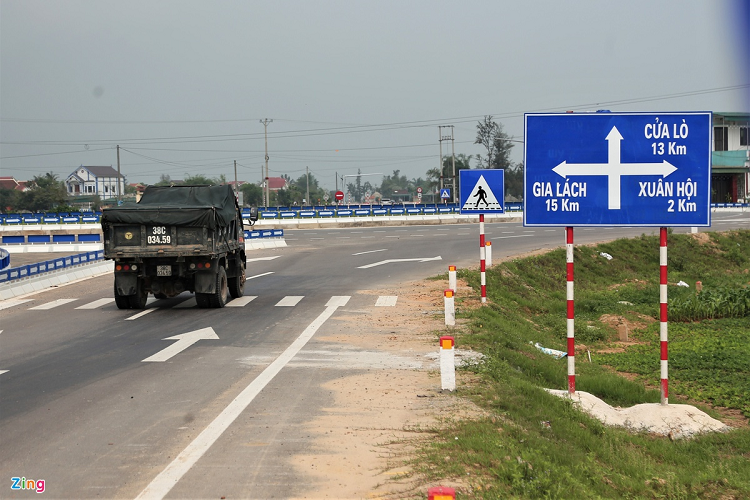 Trao đổi với Zing, trung tá Đặng Quyết Thắng, Đội trưởng Đội CSGT Công an huyện Nghi Xuân, cho biết tuyến đường ven biển được nâng cấp từ tỉnh lộ 547, đi qua 8 xã của huyện này với chiều dài 24,8 km. Dự án được đưa vào khai thác từ tháng 7/2020 nhưng chưa bàn giao, hệ thống biển báo, đèn tín hiệu chưa hoàn thành. 