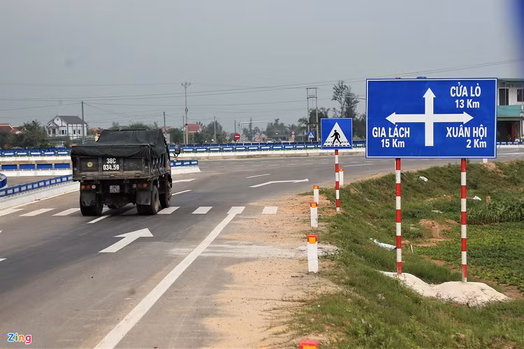 Trao đổi với Zing, trung tá Đặng Quyết Thắng, Đội trưởng Đội CSGT Công an huyện Nghi Xuân, cho biết tuyến đường ven biển được nâng cấp từ tỉnh lộ 547, đi qua 8 xã của huyện này với chiều dài 24,8 km. Dự án được đưa vào khai thác từ tháng 7/2020 nhưng chưa bàn giao, hệ thống biển báo, đèn tín hiệu chưa hoàn thành. 