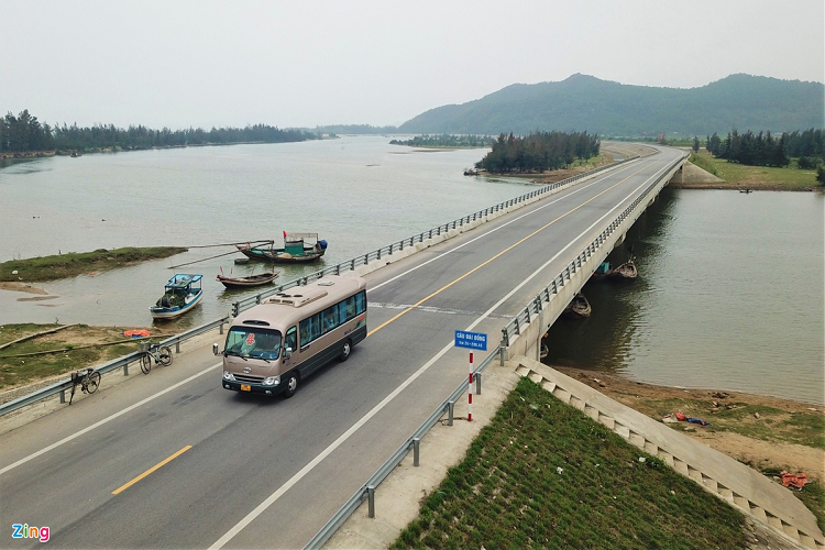 Giám đốc Ban quản lý dự án đầu tư xây dựng công trình giao thông tỉnh Hà Tĩnh Trần Văn Tùng cho biết dự án nâng cấp tuyến đường ven biển đoạn Xuân Hội - Thịnh Lộc đã thi công gọn gàng nhưng còn một số vị trí vướng mặt bằng, vỉa hè và cột đèn nên chưa thể bàn giao. .