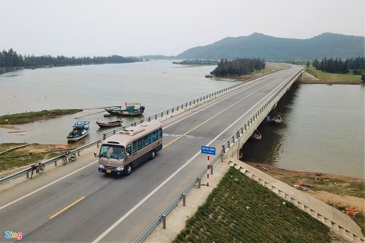 Giám đốc Ban quản lý dự án đầu tư xây dựng công trình giao thông tỉnh Hà Tĩnh Trần Văn Tùng cho biết dự án nâng cấp tuyến đường ven biển đoạn Xuân Hội - Thịnh Lộc đã thi công gọn gàng nhưng còn một số vị trí vướng mặt bằng, vỉa hè và cột đèn nên chưa thể bàn giao. .